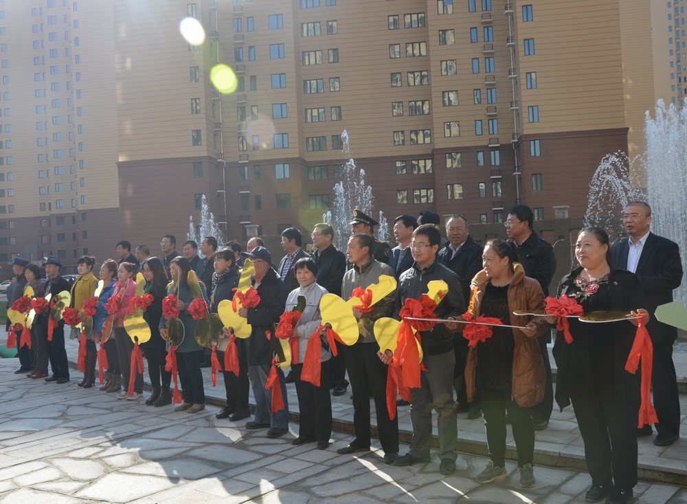 2013年10月25日，城發(fā)公司承建的呼市首個(gè)公租房小區——康居家園公租房交付使用。申請到公租房的百姓代表領(lǐng)了鑰匙。.JPG